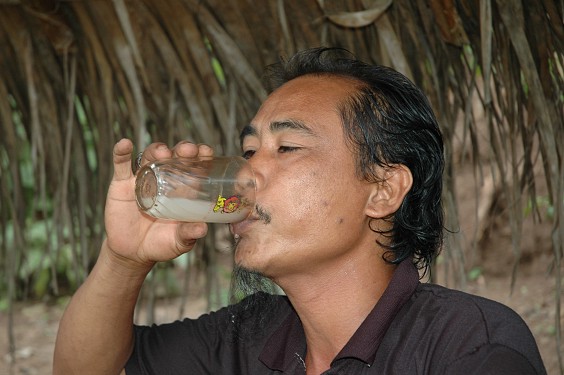 Ein Schluck Tuak stärkt die Lebensgeister eines Balinesen