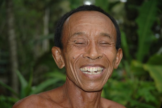 Dieser freundliche Balinese verkaufte uns den frisch gezapften zuckersüßen Palmsaft, den er soeben geerntet hatte