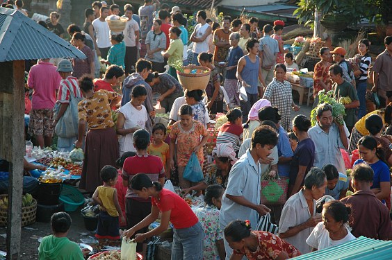 Früher Morgen am Markt von Seraya