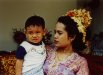 Braut in balinesischer Tracht mit ihrem Neffen