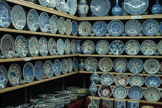 handbemalte Keramikteller mit typischen Mustern.