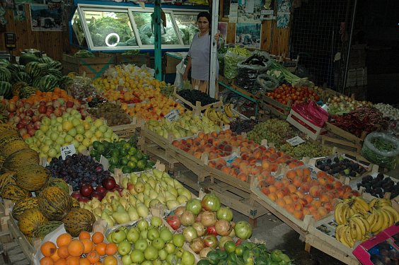 Kavun (Honigmelonne), elma (Äpfel), Seftali (Prirsiche), muz (Bananen), portakal (Orangen),  armut (Birnen) und viele andere Leckereien gibt es hier zu kaufen.