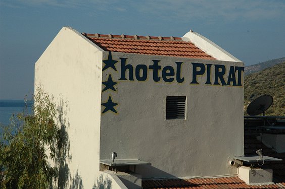 Der Ausblick vom Hotel nach rechts. Hotel Pirat. Die türkischen Bauarbeiter bauen unter dem Motto "Paßt schon so". Alles ein wenig krumm und schief. Und wenn der Platz für die Schrift nicht reicht, dann rücken das A und das T eben zusammen.