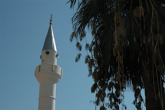 Das Minarett in der Ortsmitte von KaS.