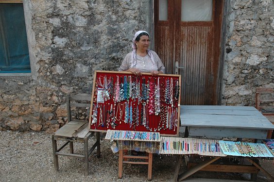 In ÜcaGiz gibt es einen kleinen Hafen für Ausflüge zur Insel Kekova. Sämtliche Frauen im Dorf verkaufen die gleichen Artikel, sind aber nicht sonderlich geschäftstüchtig.
