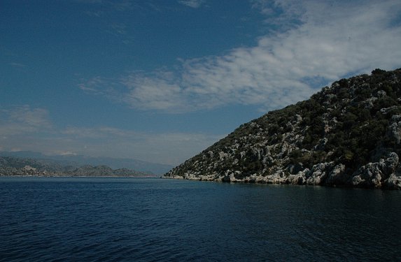 Wir charterten ein Boot und tuckerten sonnenbadend durch das Mittelmeer vor ÜcaGiz.
