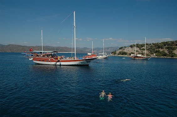In dieser Bucht ankern mittags die Ausflugsschiffe. Die Passagiere können schwimmen gehen und sich auf antike Gemäuer im Wasser stellen.