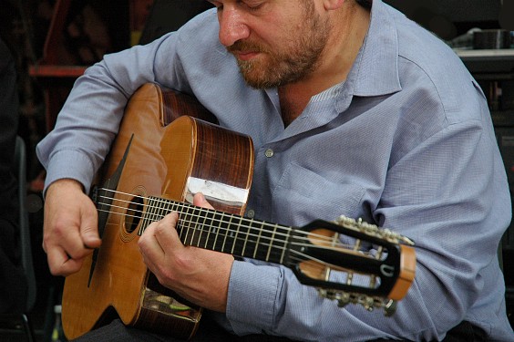 Roland Schrüfer auf einer Gitarre von Jürgen Volkert